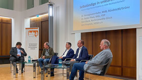 Podiumsdiskussion mit Betroffenen, Vertretern von Verbänden, der IHK sowie Vertretern der Politik.