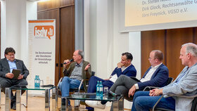 Podiumsdiskussion mit Betroffenen, Vertretern von Verbänden, der IHK sowie Vertretern der Politik.